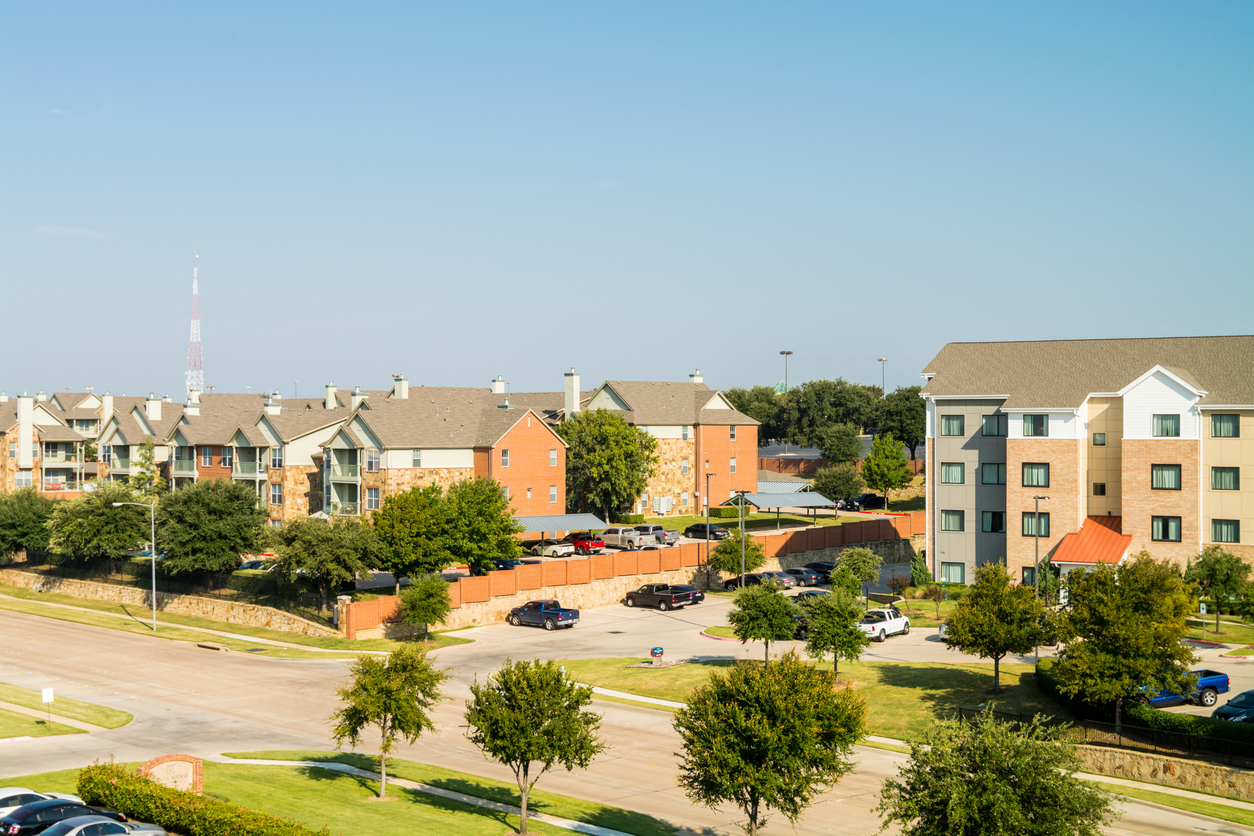 Street view of a Dallas multifamily complex and its parking lot